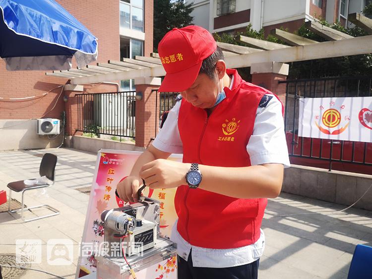 理发磨刀换纱窗 青岛巴士&ldquo;红叶红&rdquo;志愿者进社区服务